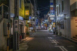 夜晚的日本狭窄街道