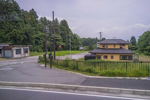 日本乡村路旁的小屋与绿树