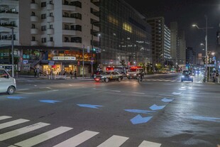 日本城市夜晚十字路口交通景象
