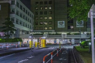 日本城市夜晚街道与建筑物景观
