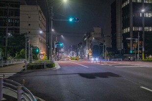 日本城市夜幕下的静谧街道