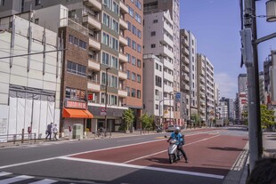 日本城市街道上的骑行者
