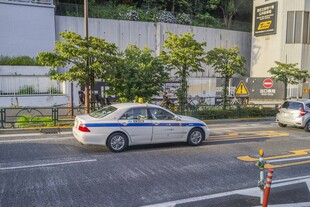 日本城市街道上的出租车