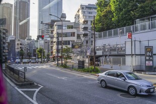 日本城市街道旁的车辆与建筑