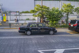 复古轿车停在日本城市街道边