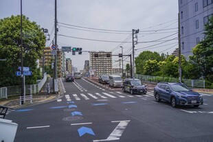 日本城市道路上的行驶车辆