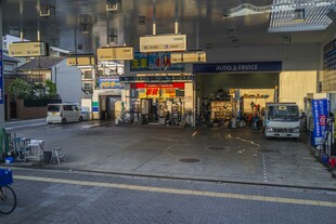 日本城市街角的临街店铺