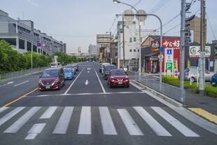 日本城市道路上行驶的多辆汽车