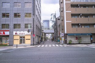 日本城市街道的安静街景