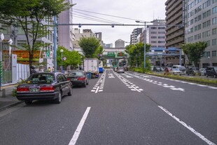 日本城市街道上的汽车与建筑