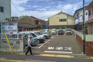 日本街道旁的停车区域