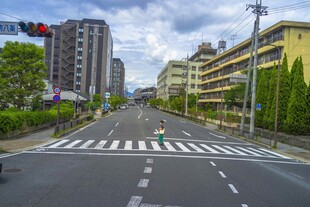 日本城市街道行人过马路场景