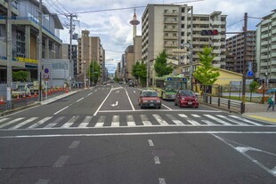 日本城市街道十字路口景象