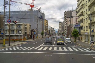 日本城市街道上的车辆与建筑