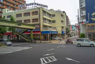 日本城市街道建筑与车辆景象