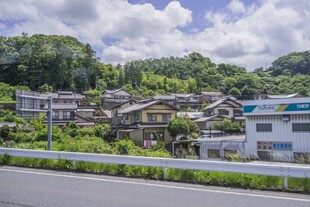 日本公路旁错落有致的民居