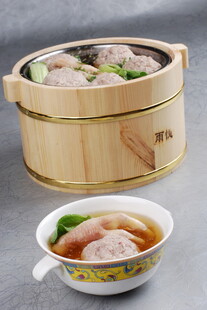 竹蒸笼与碗装美味点心
