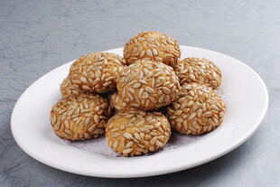 芝麻香酥球摆于白盘