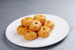 美味炸制小食摆于白盘