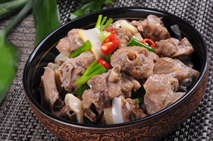 砂锅炖煮美味排骨