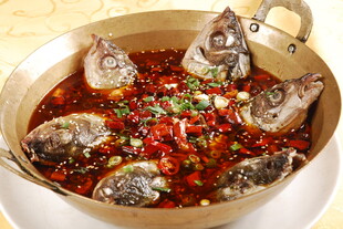 香辣美味的特色火锅鱼