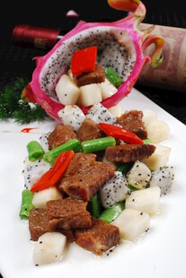 火龙果配炒牛肉等美食