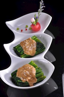 三层摆盘美味菜肴