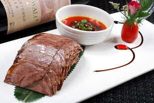 美味卤牛肉配特色蘸料