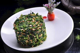翠绿野菜团子摆于白盘