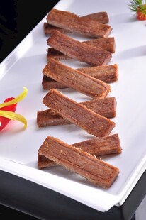 美味卤牛肉条摆放在盘