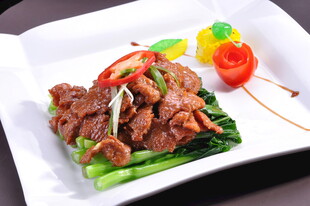 香嫩牛肉配时蔬佳肴