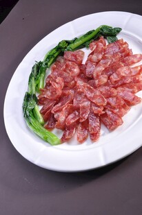 美味腊肠配青菜
