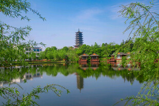湖畔宝塔