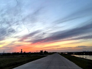 夕阳下的旷野公路美景