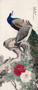 孔雀栖于繁花山石间