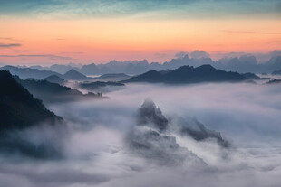 日出云海中的壮丽山峦