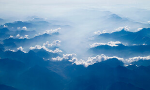 高空俯瞰云海壮丽景观