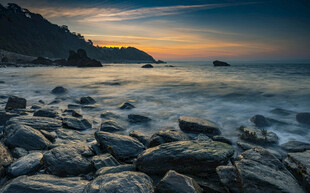 海边黄昏的嶙峋礁石