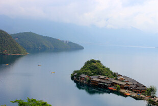 湖中小岛风景秀丽