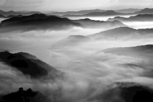 水墨意境山间云海景观