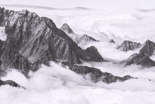 水墨风格壮丽山脉景观