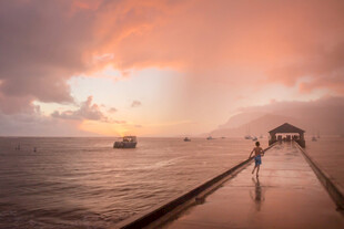 夕阳下海边栈桥的浪漫景象