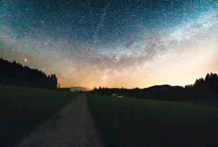 夜幕下的星空与旷野小道