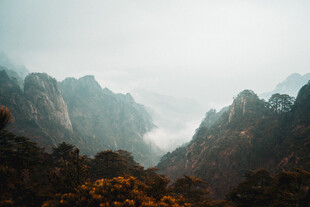 云雾缭绕的壮美山峦