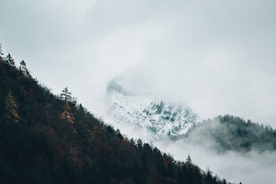 云雾缭绕的山峦美景