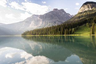 宁静山水间的绝美湖景