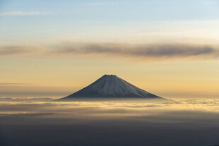 云海中的巍峨山峰