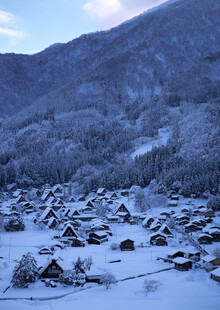 冬日雪中小村庄美景