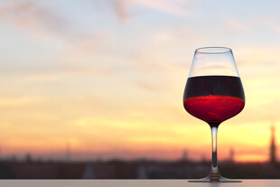 夕阳下的红酒杯