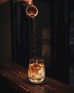 酒吧中倒酒的惬意瞬间